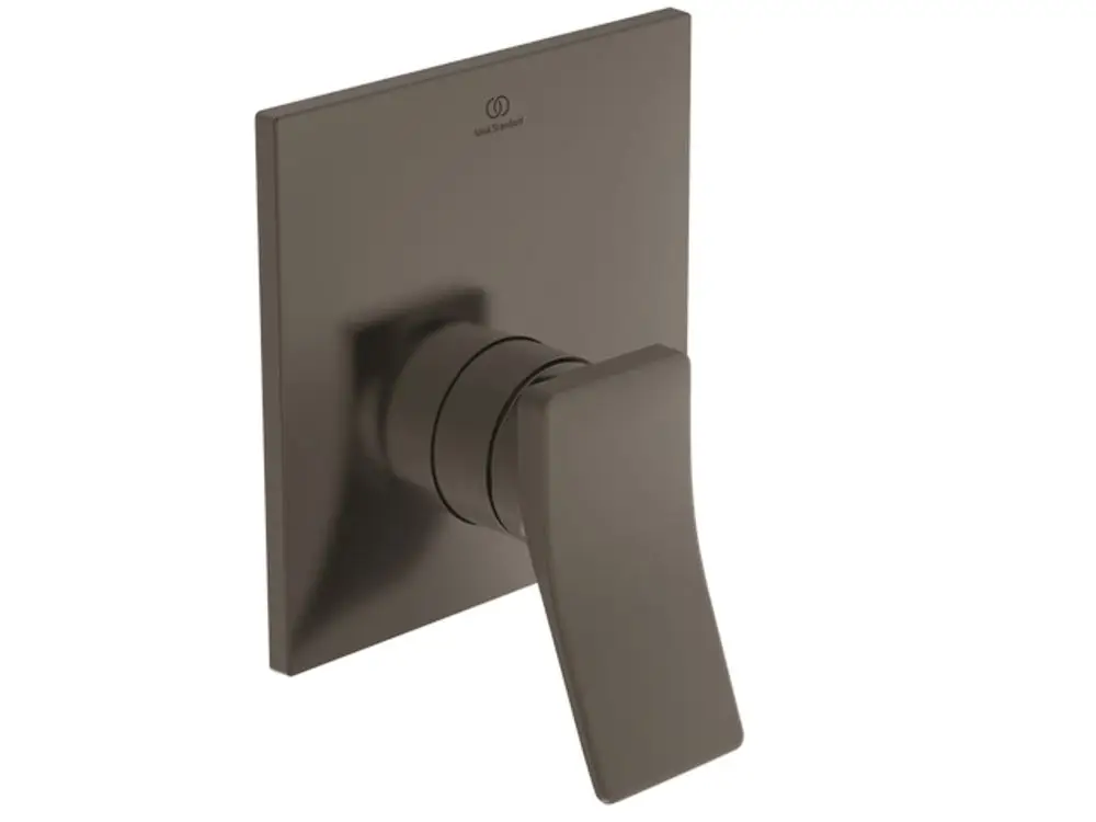 Brausearmatur von Ideal Standard in edlem Design, mit quadratischer Wandplatte und einem flachen, schwenkbaren Griff zur Wassersteuerung.